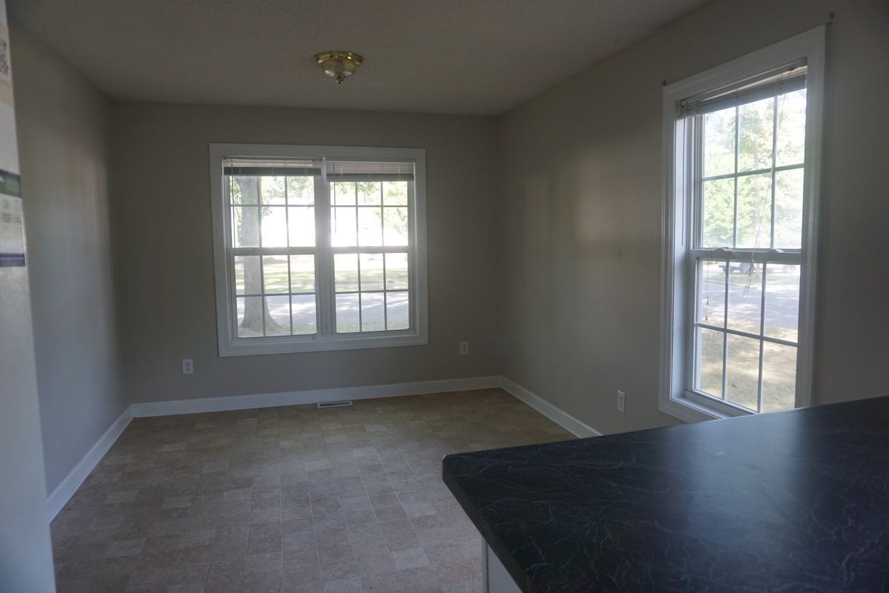 301 Maple St - Photo 5 of 14