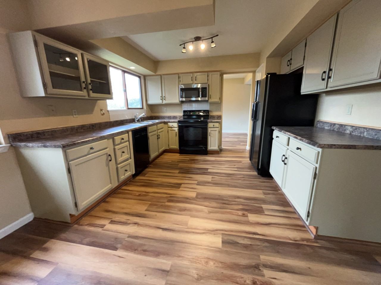 2170 Wickes Rd - Photo 4 of 17