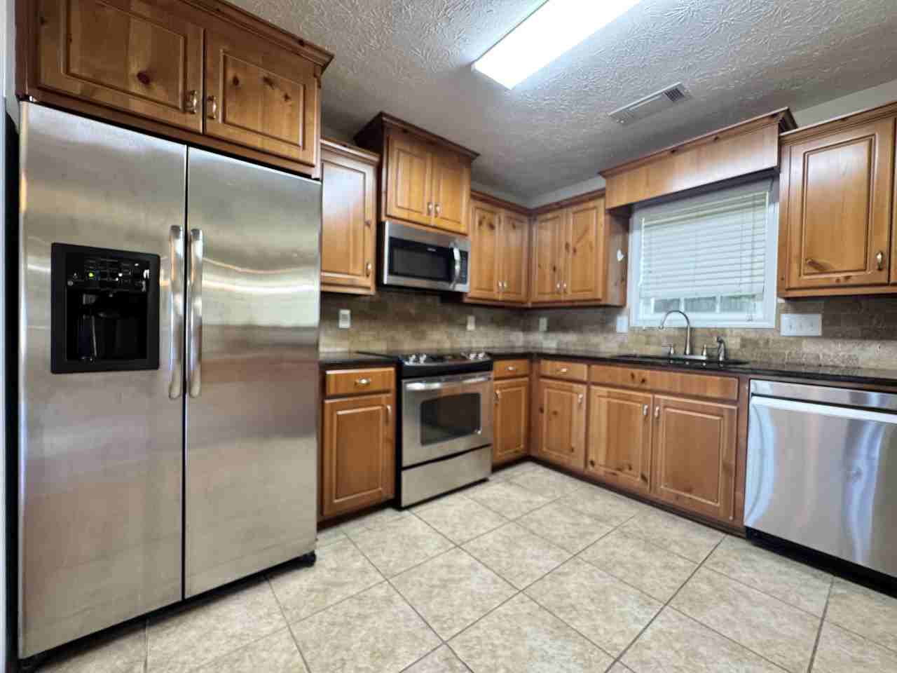 3010 Thornberry Cir - Photo 7 of 24