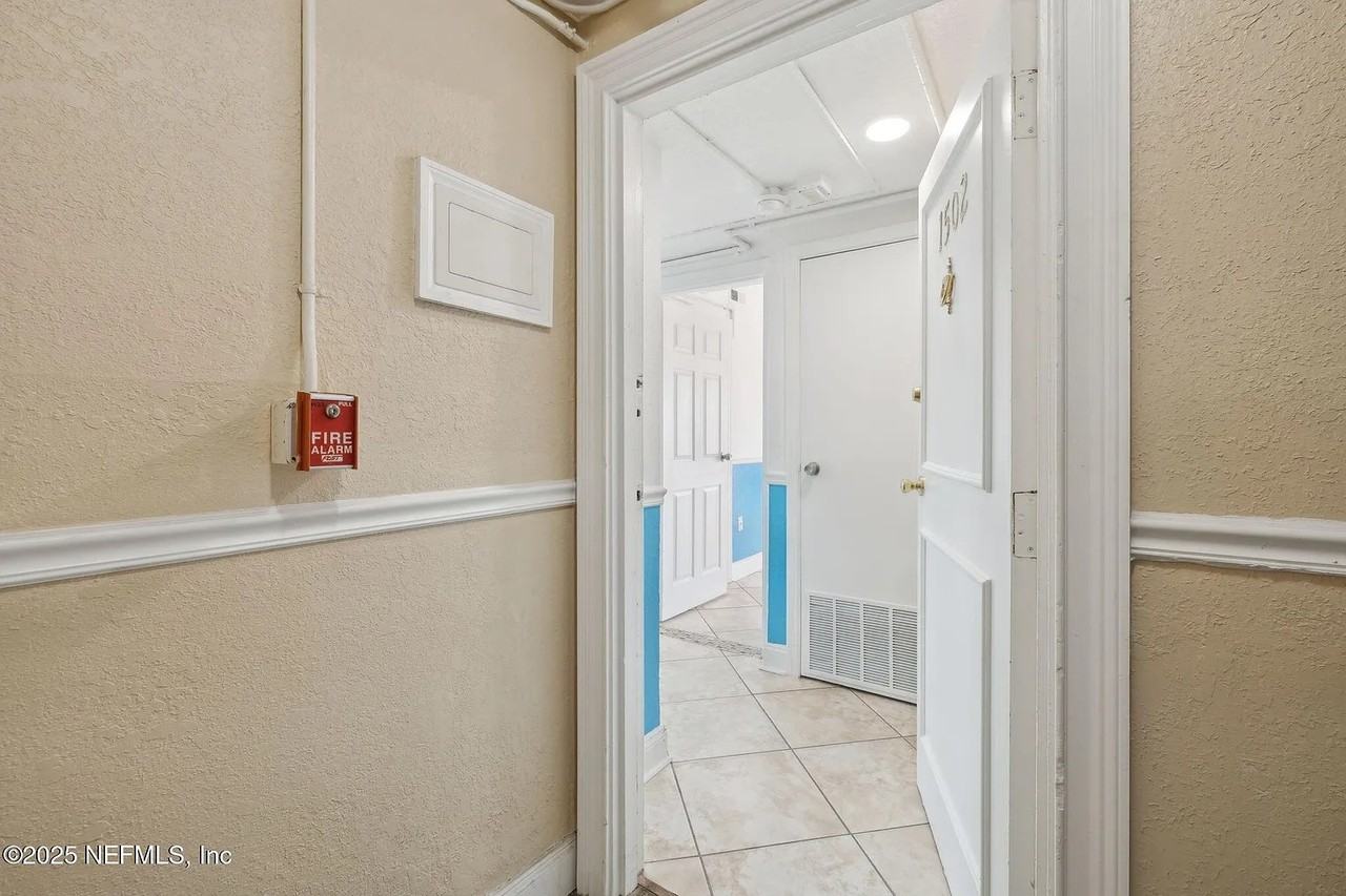 311 W Ashley St - Photo 3 of 47