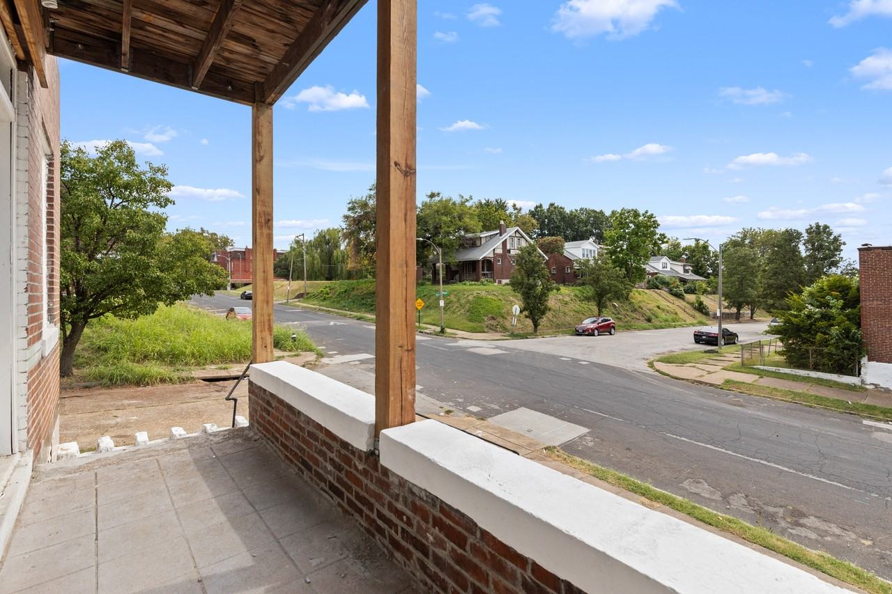 2833 Miami St - Photo 3 of 41