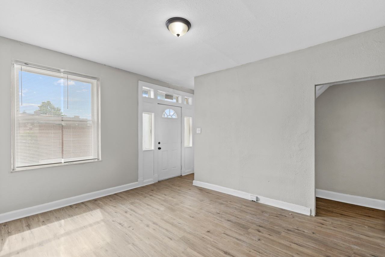 2833 Miami St - Photo 5 of 41