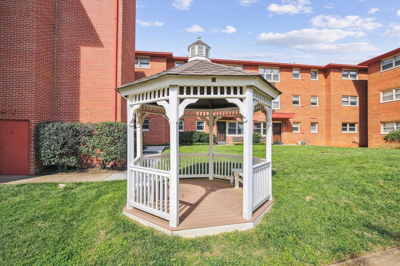 2030 N Woodrow St #6 - Photo 3 of 28