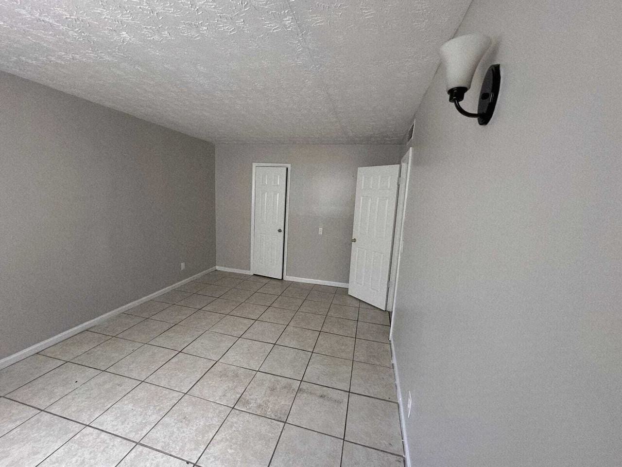 Aria - 2862 W. 1st St. #4 - Photo 5 of 12