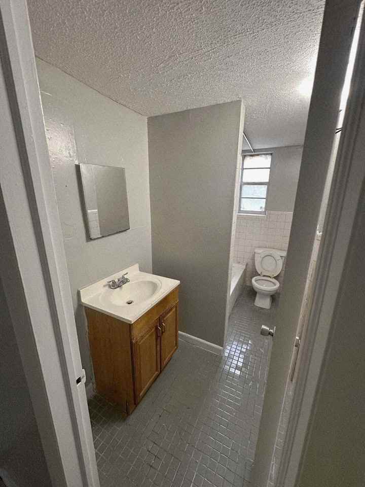 Aria - 2862 W. 1st St. #4 - Photo 6 of 12