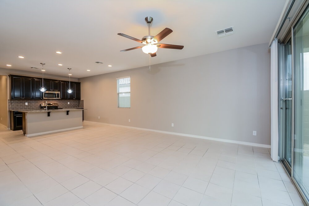 906 E Davis Ln - Photo 4 of 15