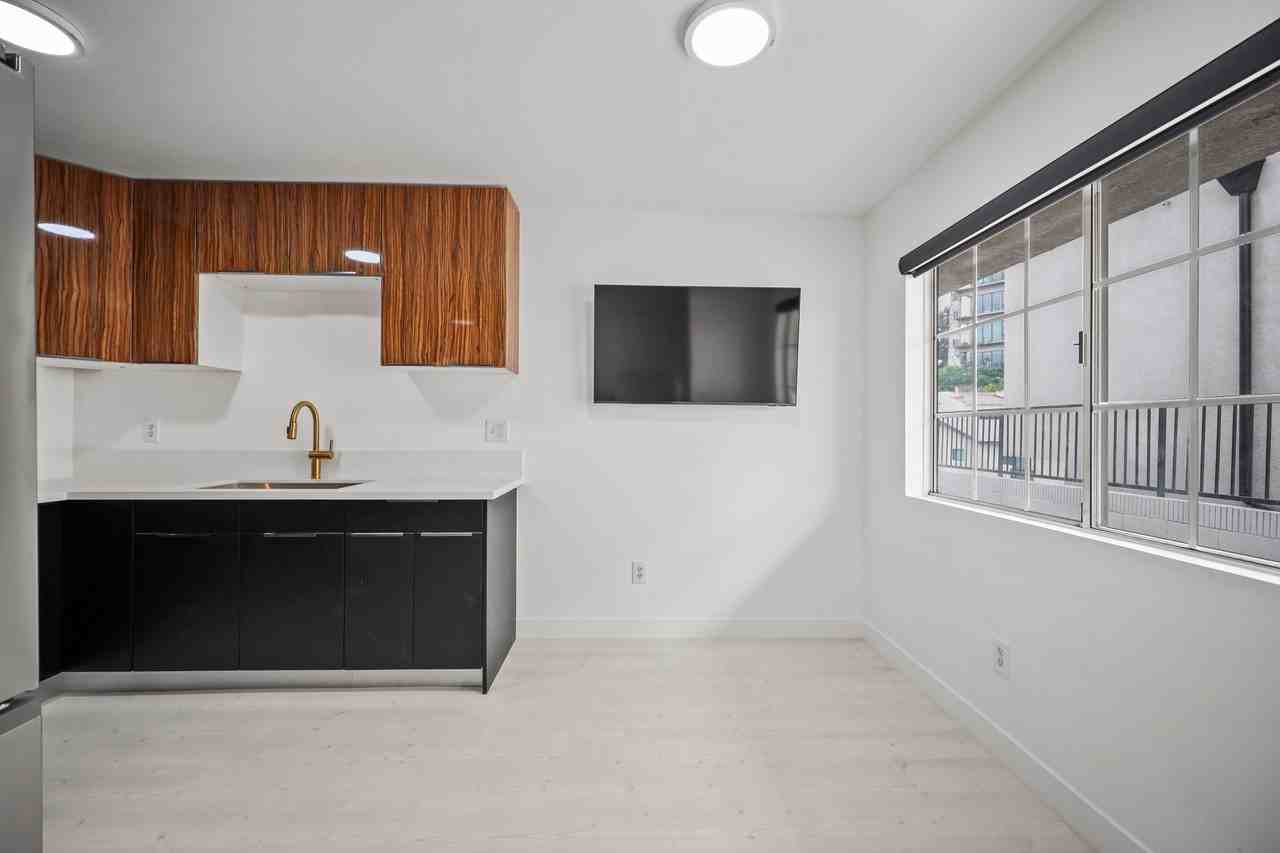 920 Everett Street #E - Photo 4 of 33