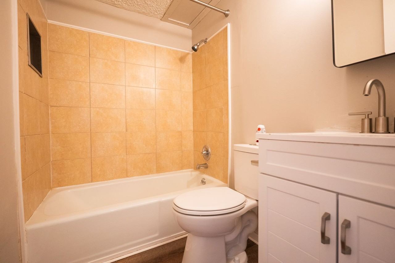 733 E Wilbeth - Photo 4 of 10