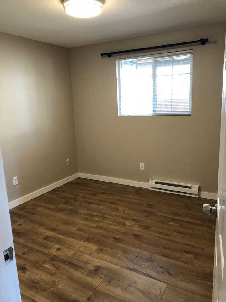 304 W 4th St - Photo 2 of 15