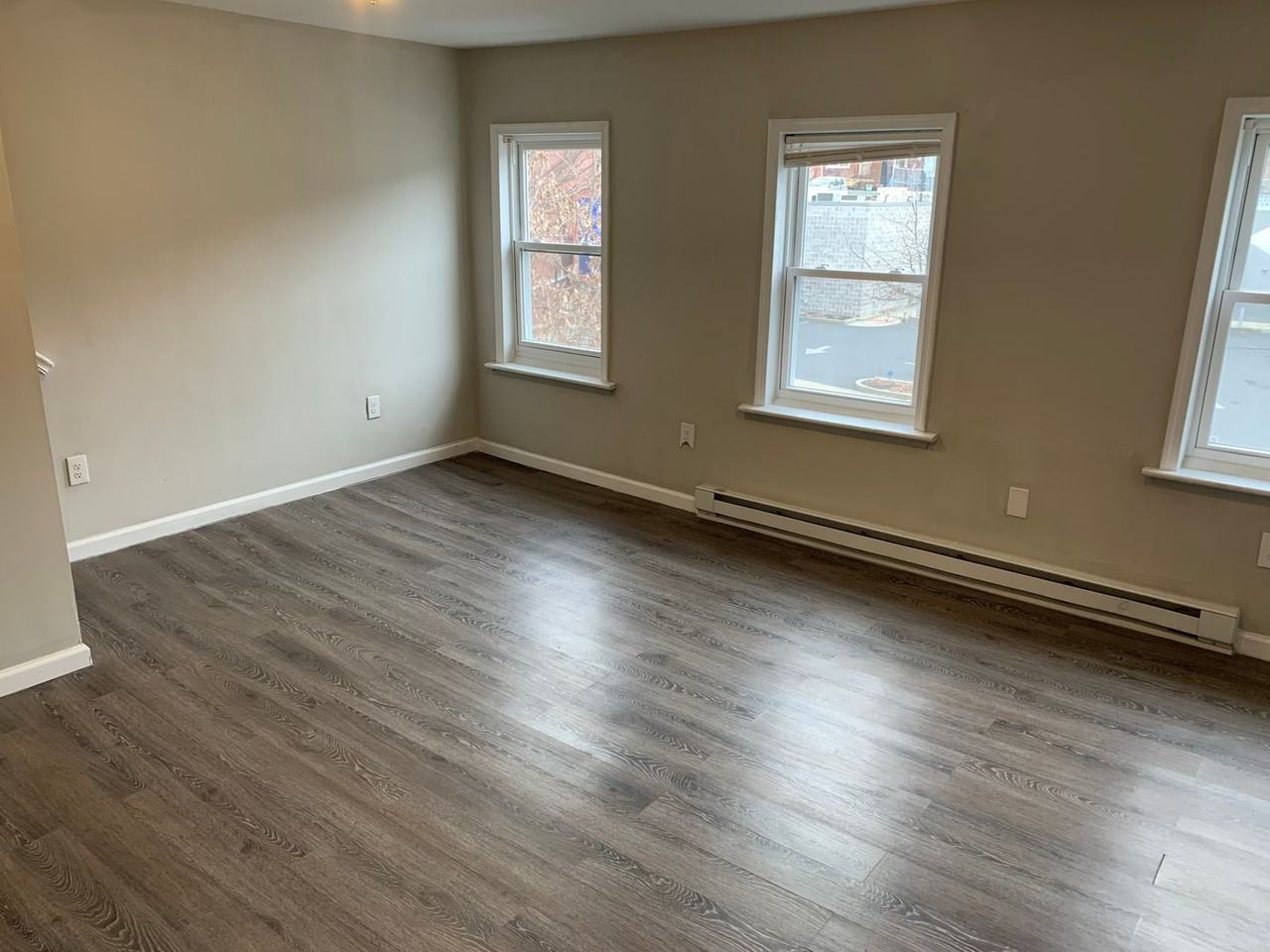 657 Northampton St - Photo 3 of 18