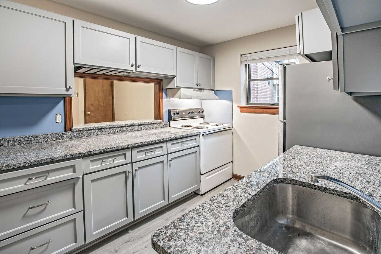 Cool Springs townhome featuring 2 Bedrooms, 2 Bathrooms and Great Outdoor Space - Photo 2 of 10
