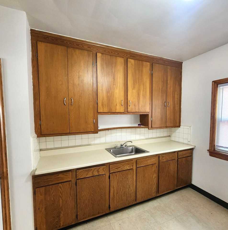 1545 Genesee Rd - Photo 5 of 15