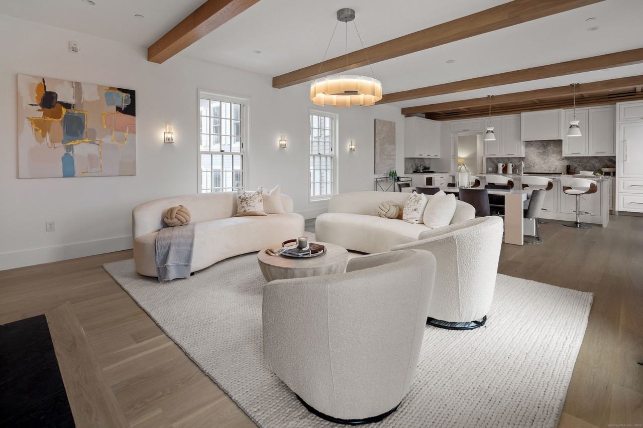 42 Forest St - Photo 4 of 23