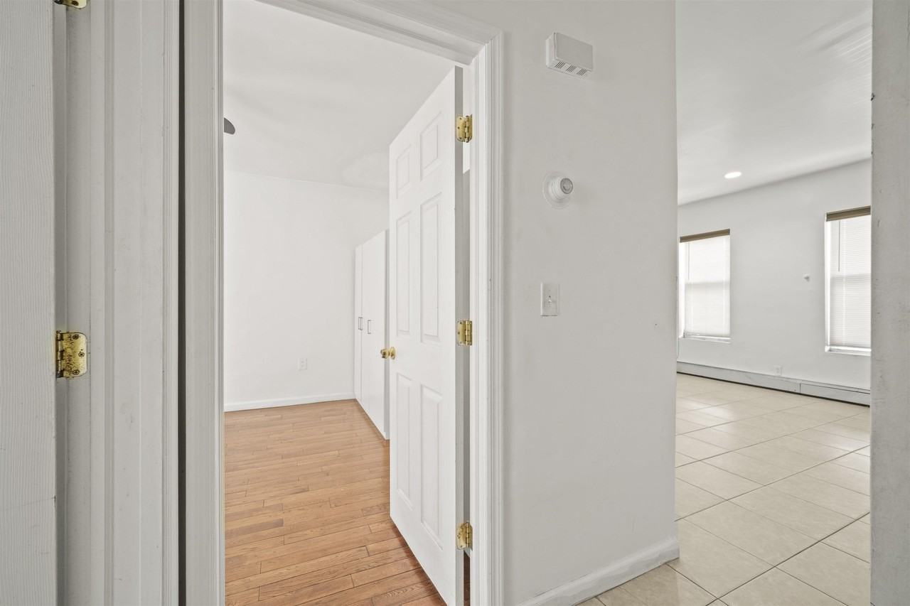 1612 West St #2 - Photo 3 of 10