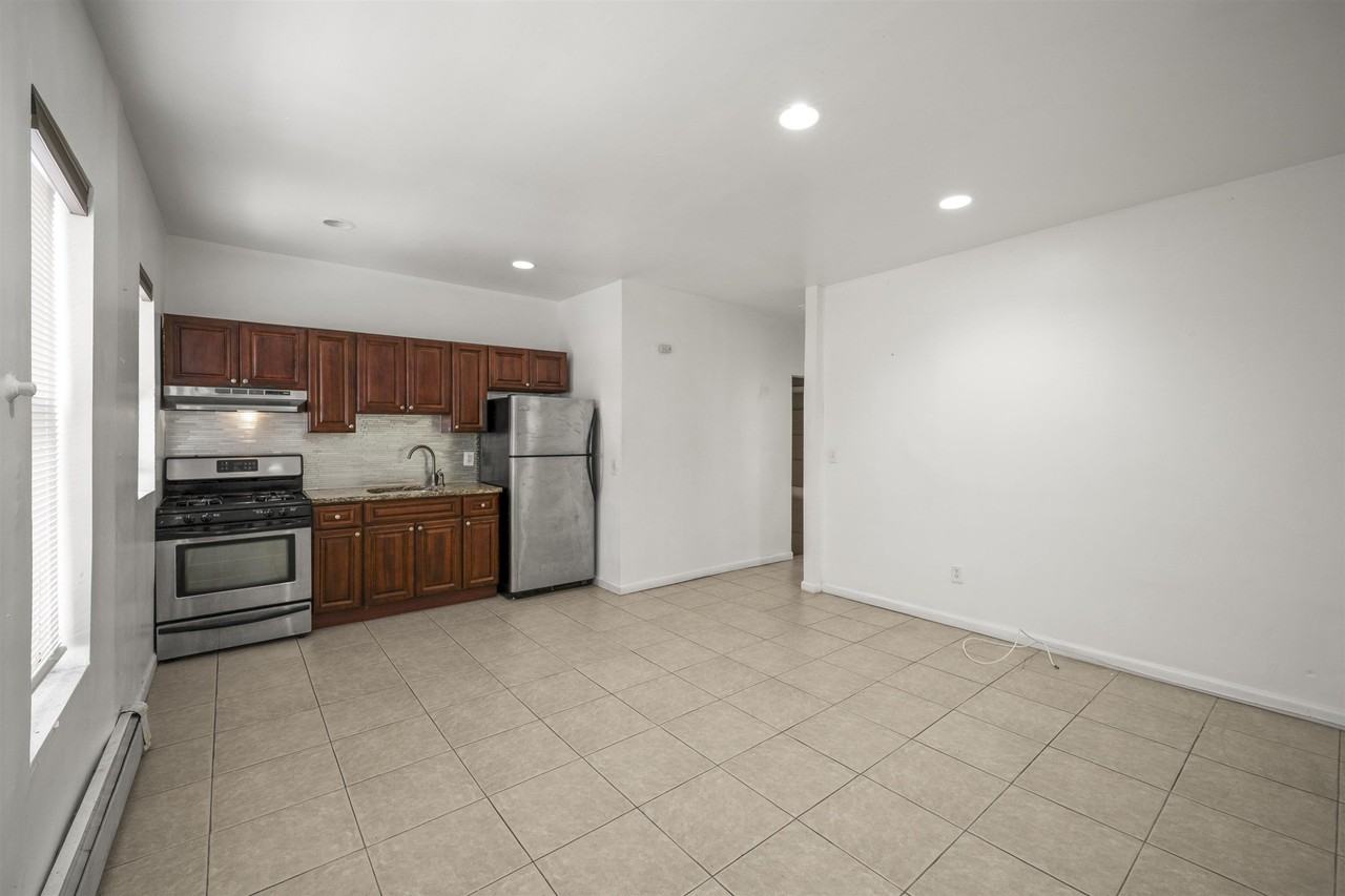 1612 West St #2 - Photo 6 of 10