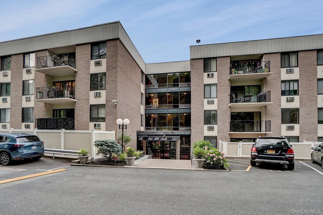 128 Colonial Pkwy #3E - Photo 2 of 20