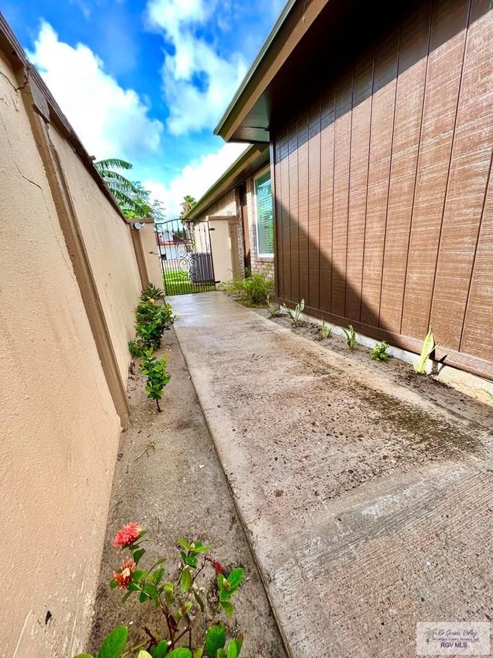 560 Geraldine Lane - Photo 6 of 44