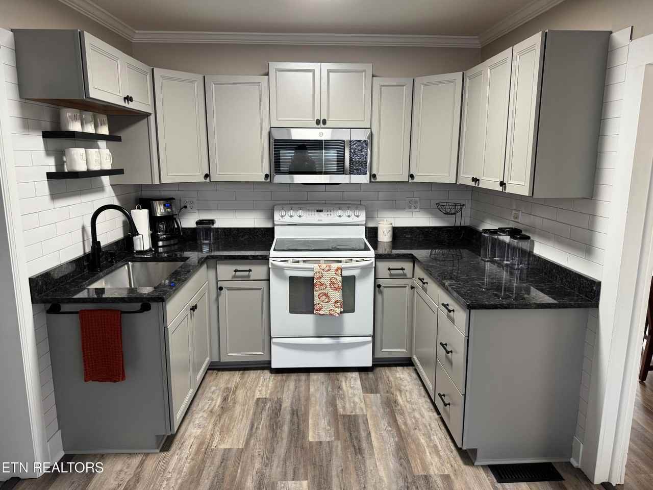 209 W Cumberland St - Photo 6 of 18