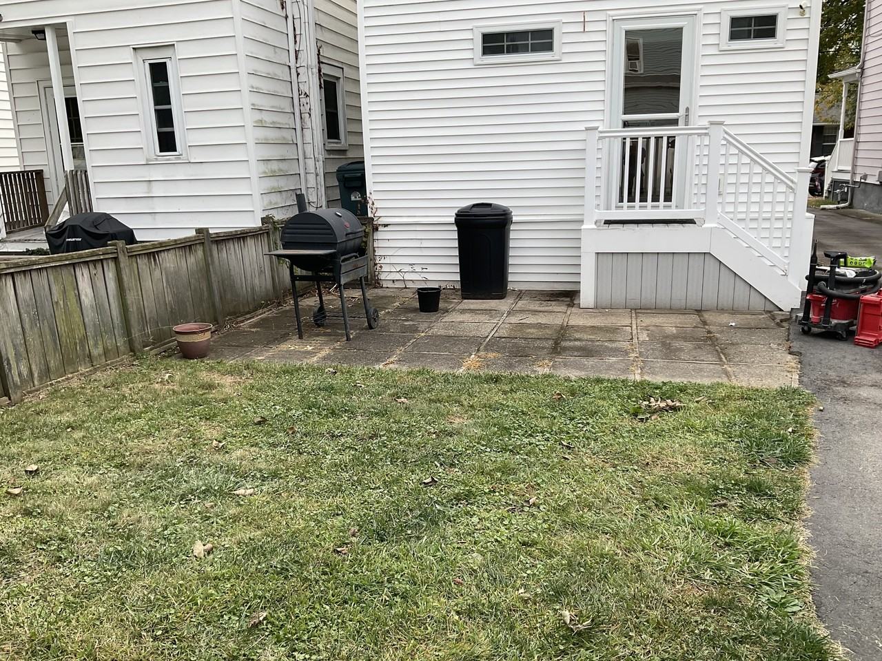 110 E Bennett St - Photo 4 of 33