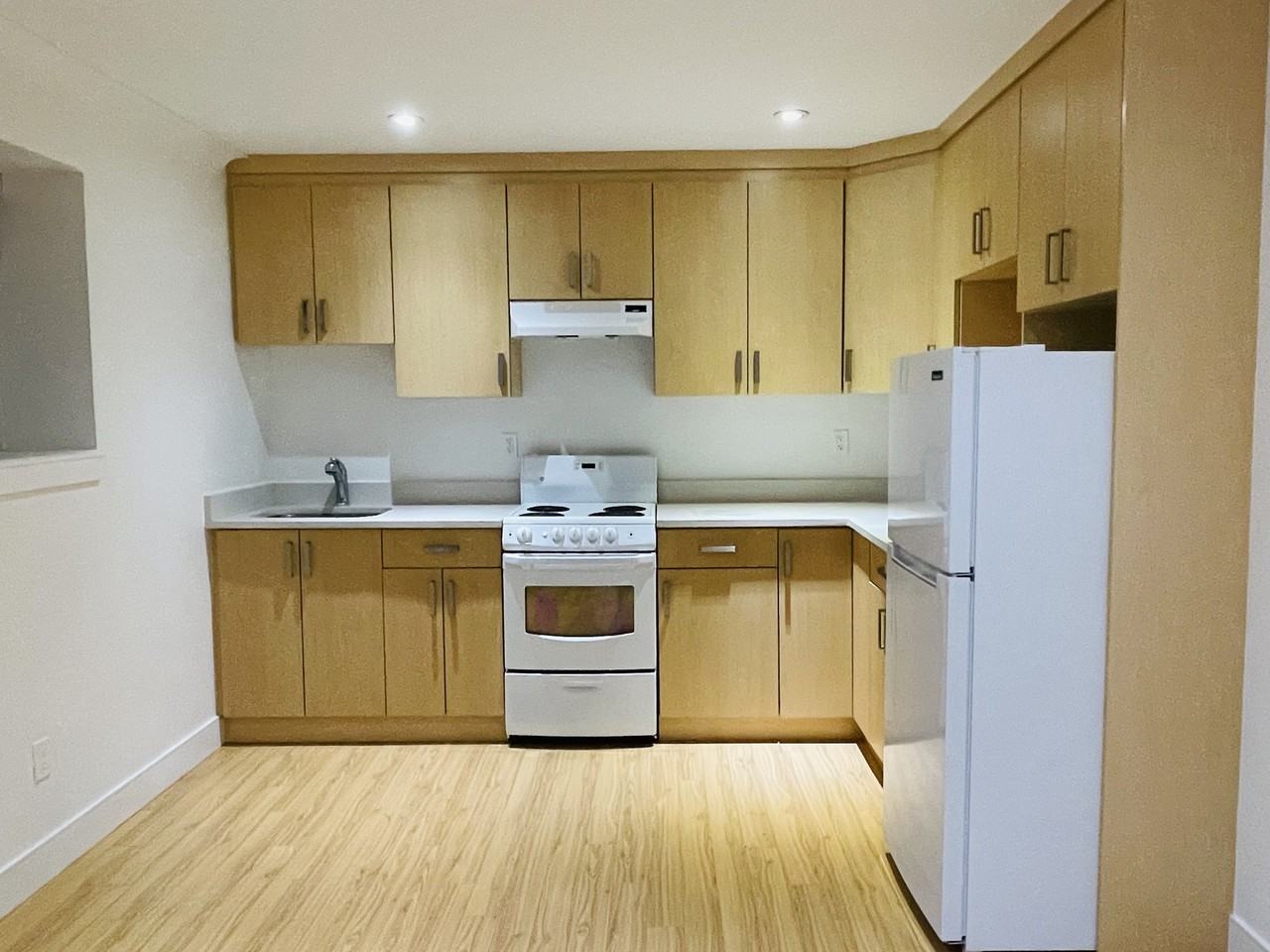 2052 Paulus Crescent #x - Photo 3 of 10