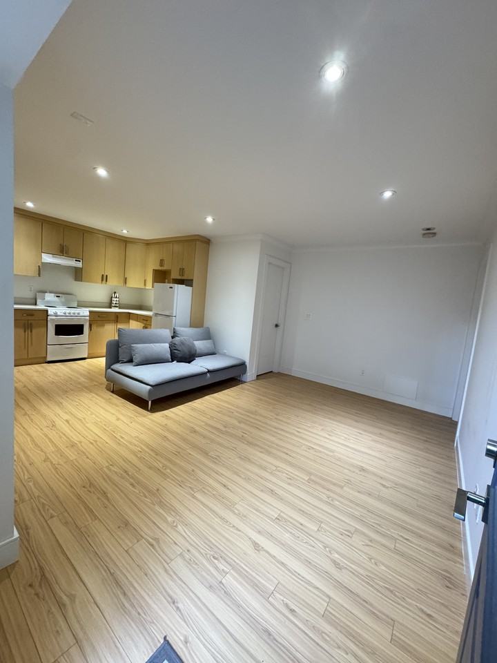 2052 Paulus Crescent #x - Photo 2 of 10