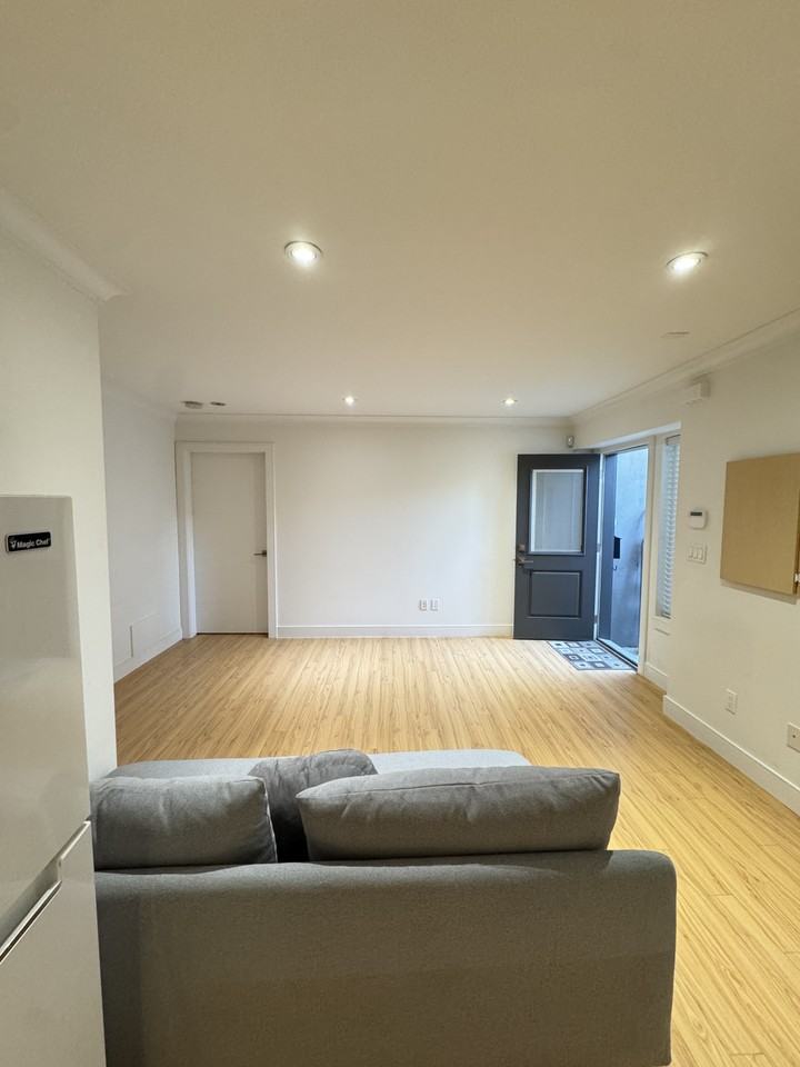 2052 Paulus Crescent #x - Photo 6 of 10