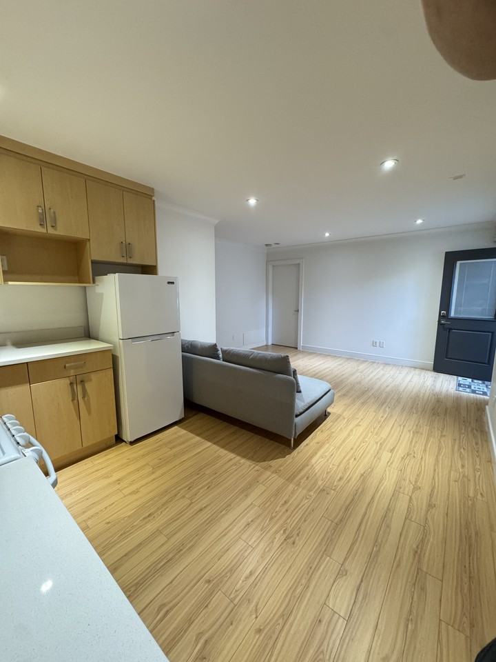 2052 Paulus Crescent #x - Photo 5 of 10