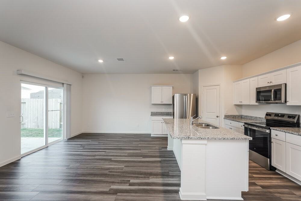 6064 Majestic Creek Trl - Photo 7 of 17