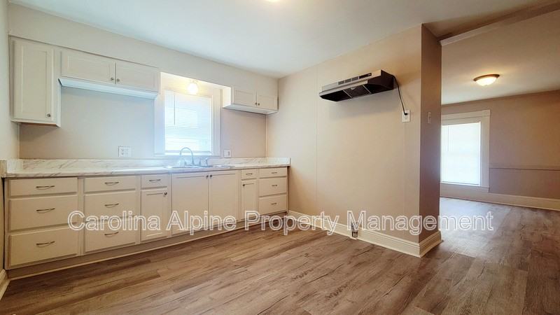 521 Cable St - Photo 3 of 10