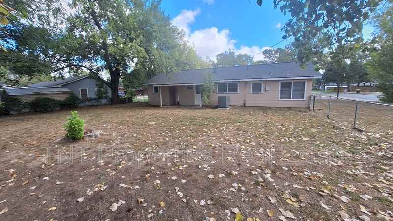 1618 Willow St - Photo 2 of 13