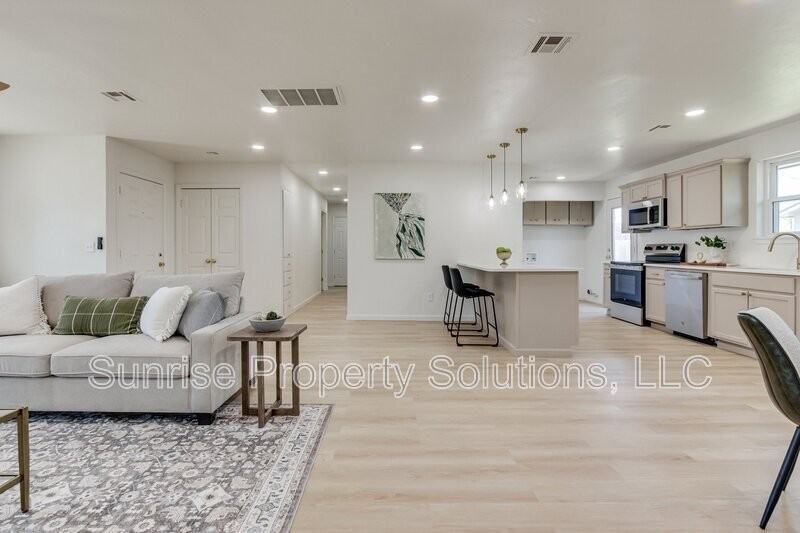 1309 Nw 106th St - Photo 4 of 18