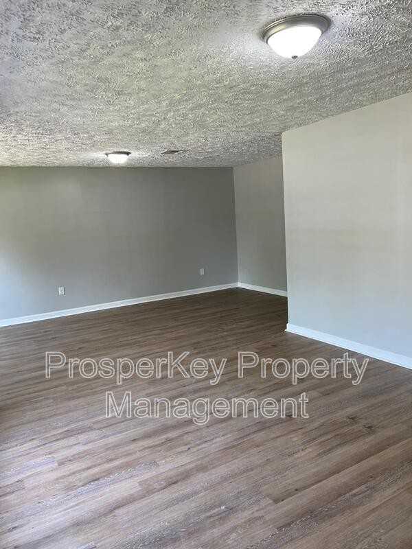 5021 Greensboro Ct - Photo 3 of 17