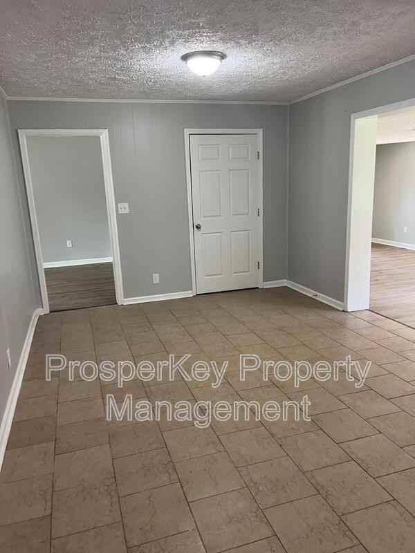 5021 Greensboro Ct - Photo 7 of 17