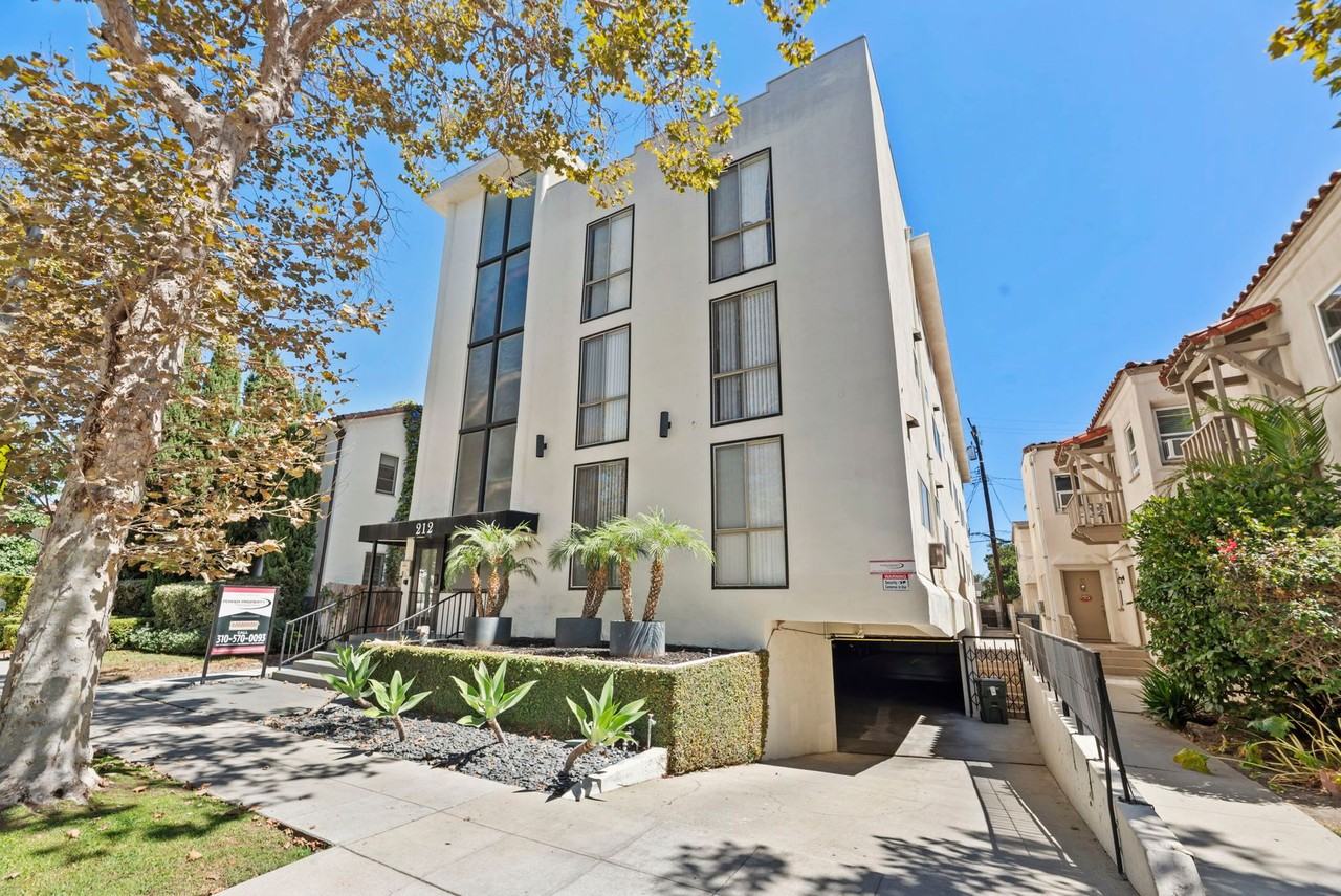 212 S Arnaz Dr - Photo 2 of 6