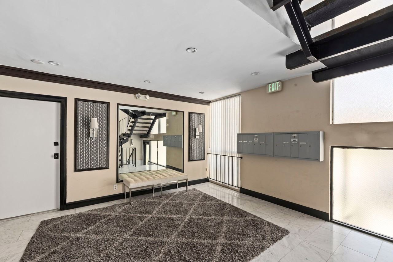 212 S Arnaz Dr - Photo 4 of 6