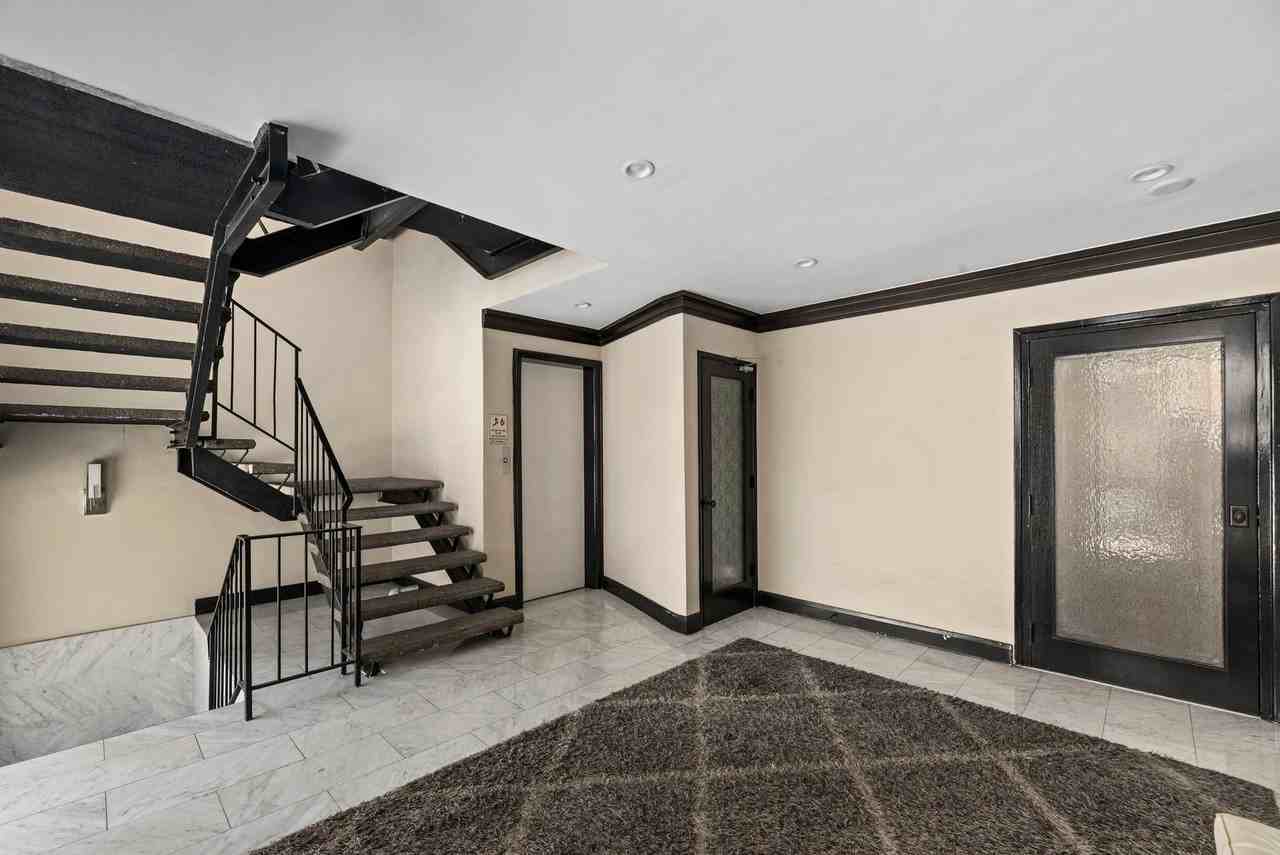 212 S Arnaz Dr - Photo 5 of 6