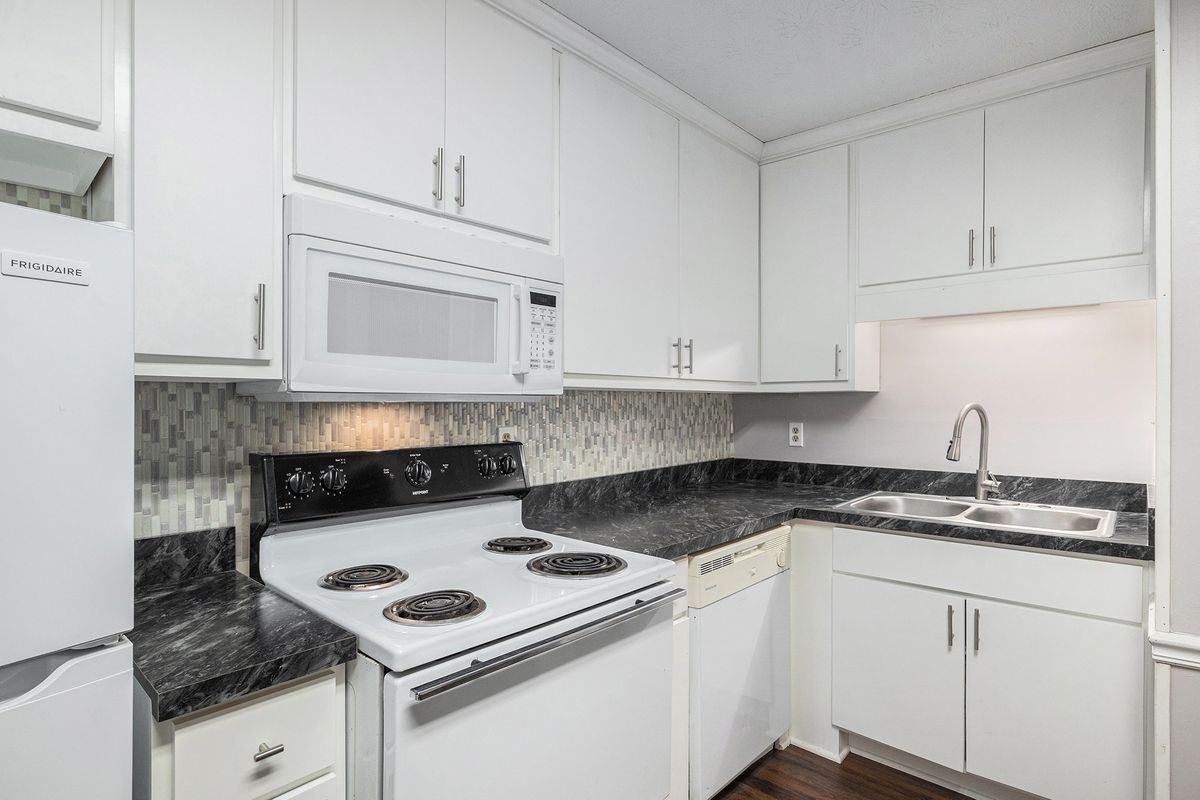 147 Parkridge Ct - Photo 3 of 17