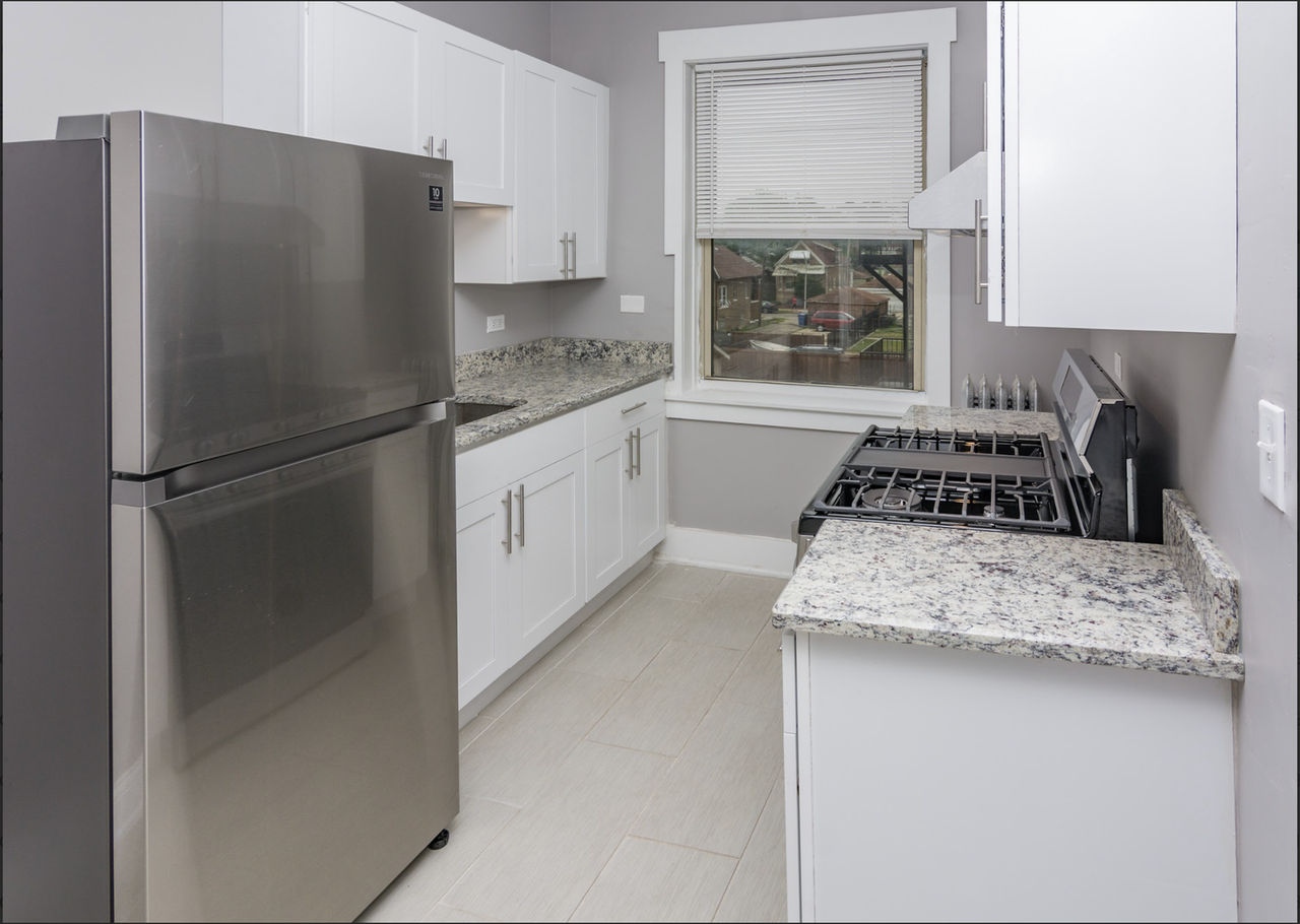 6901 S Prairie Ave - Photo 3 of 8