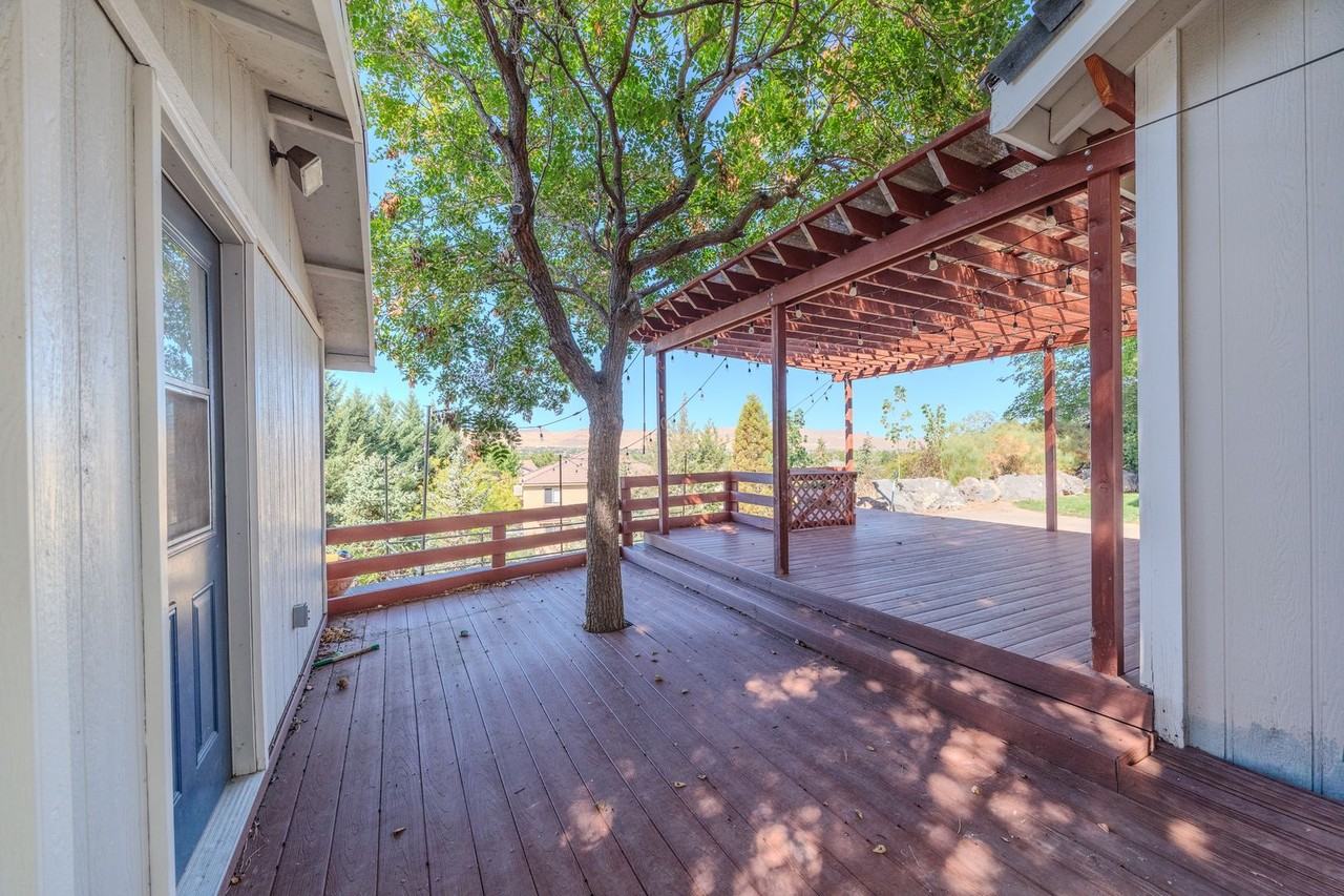 4895 Santa Barbara Ave - Photo 2 of 38