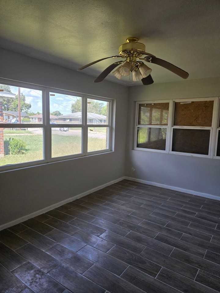 408 Aiken St - Photo 3 of 24