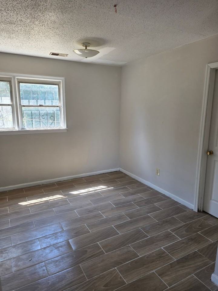 408 Aiken St - Photo 6 of 24