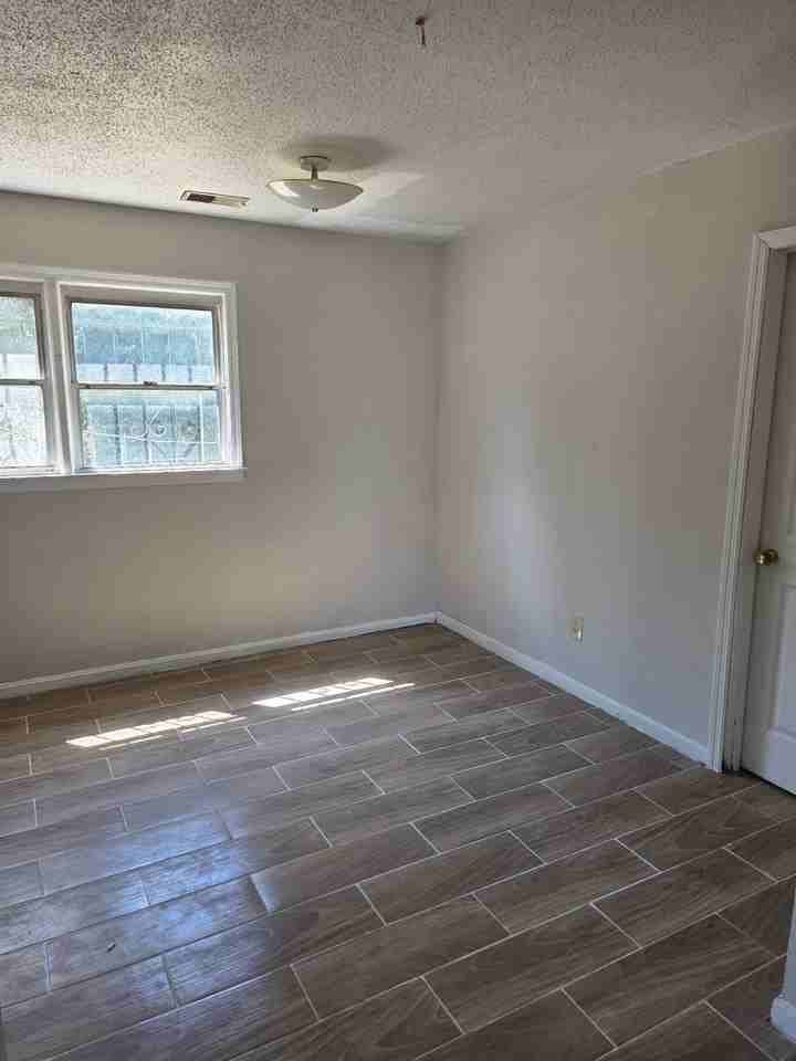 408 Aiken St - Photo 7 of 24