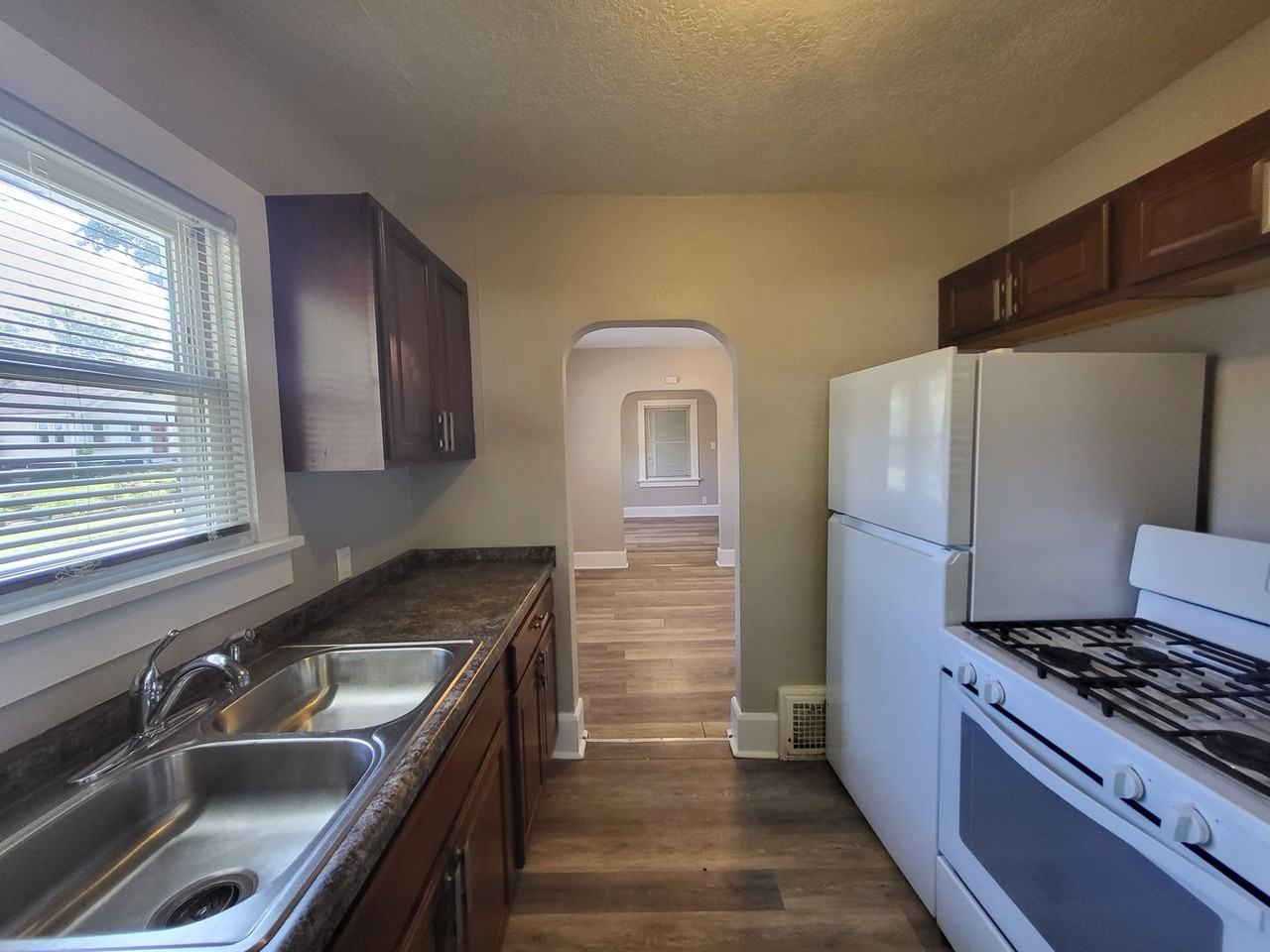 3916 Cambridge St - Photo 2 of 25