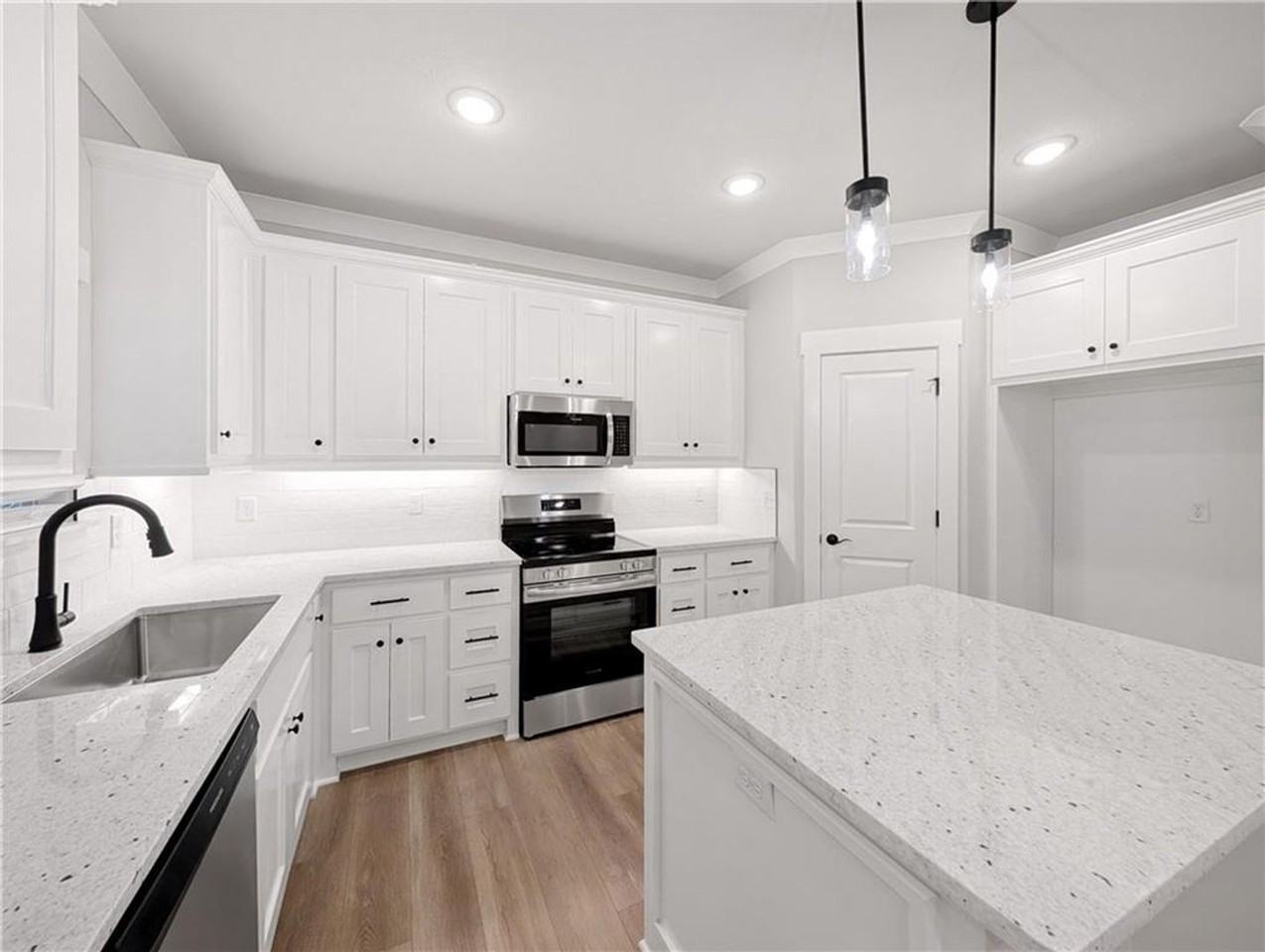 22 Magrath Ln - Photo 3 of 28