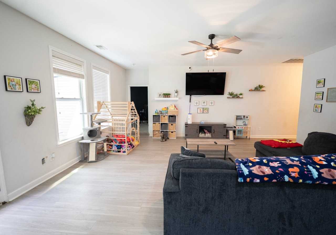 54 Shuman St - Photo 4 of 14