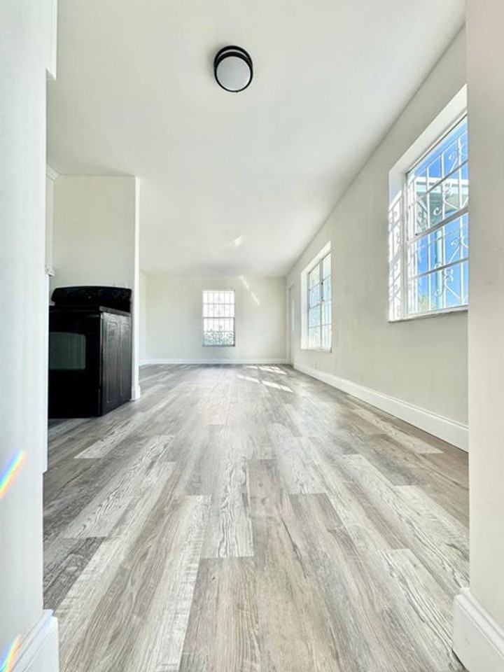 1146 W 24th St - Photo 2 of 11