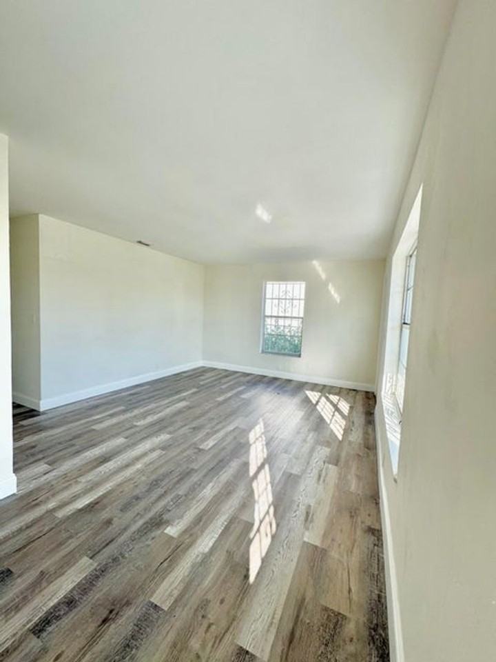 1146 W 24th St - Photo 4 of 11