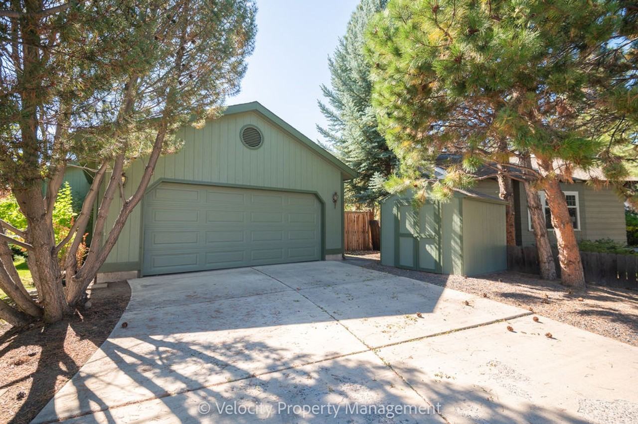 2431 Ne 6th St - Photo 3 of 24