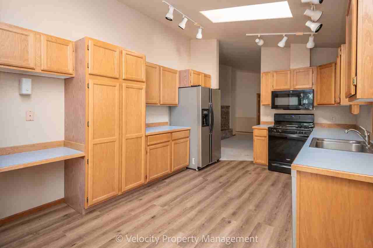 2431 Ne 6th St - Photo 6 of 24