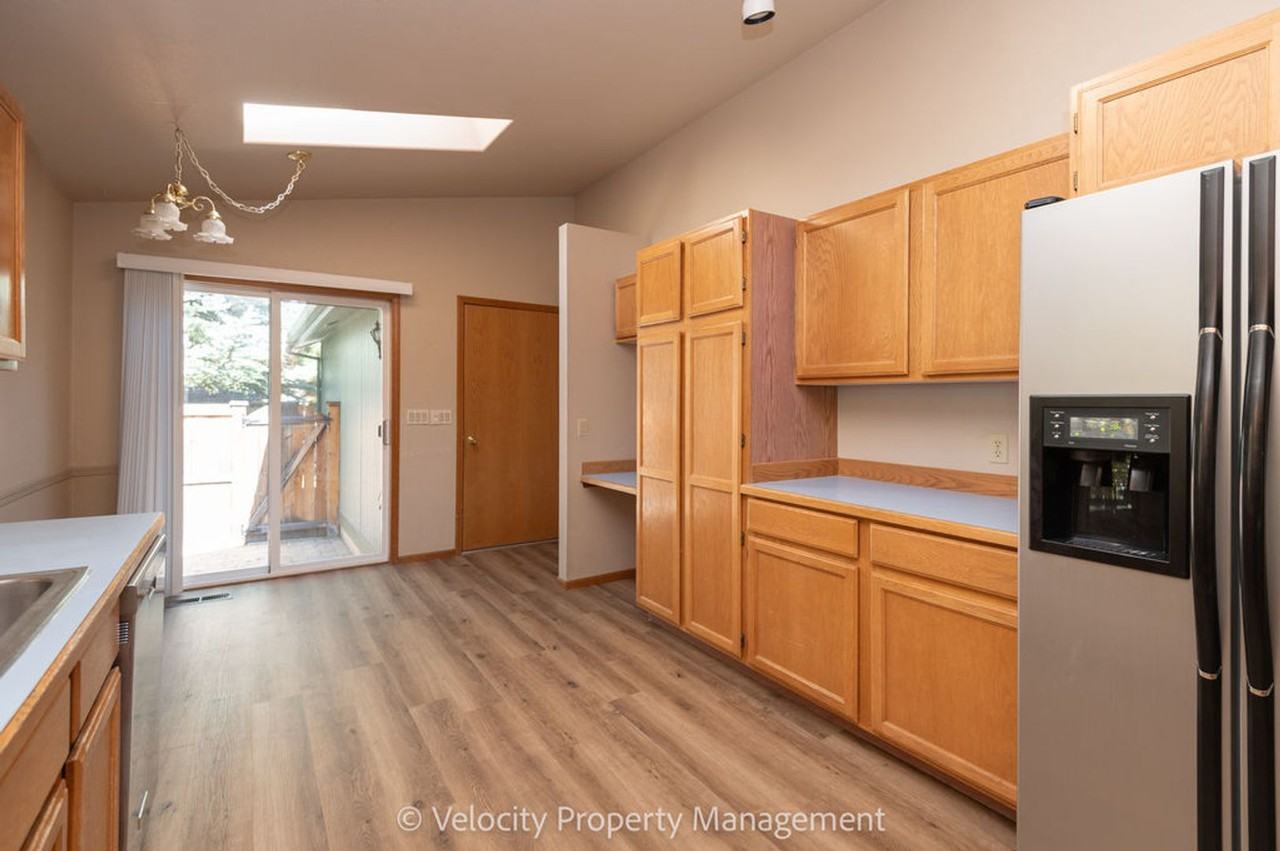 2431 Ne 6th St - Photo 7 of 24